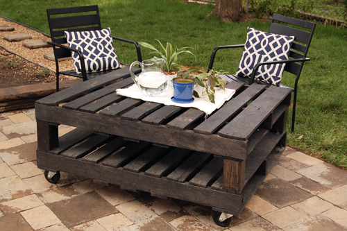 While joining the coffee table on the upper surface, leave equivalent spaces between the bed you can likewise place the flower vase in the middle of the coffee table to make your drawing or lounge this very smart reused pallet coffee table will be an incredible shock for your visitors as it will be. 26 Creative Diy Pallet Coffee Table Plans Instructions