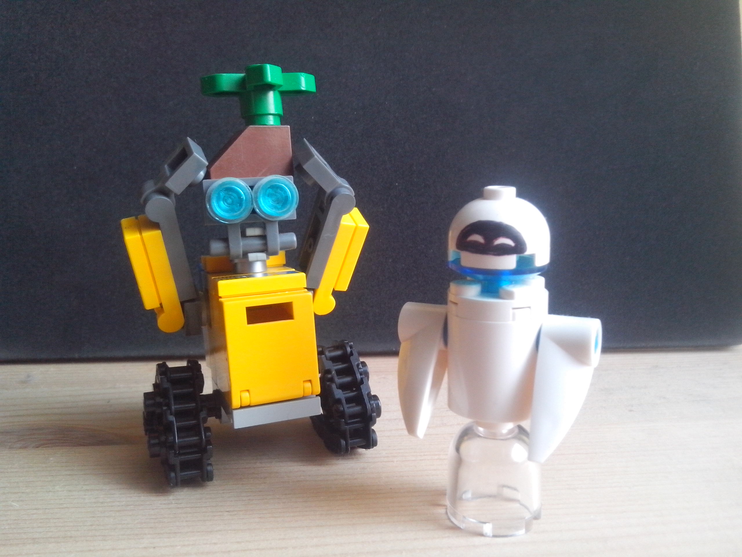 LEGO IDEAS WALLE and EVE (by KENTA974)