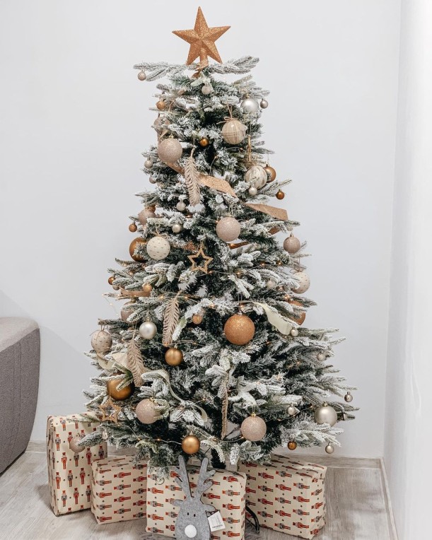 25 Stylish Ways To Decorate Christmas Trees Gingerbread Christmas