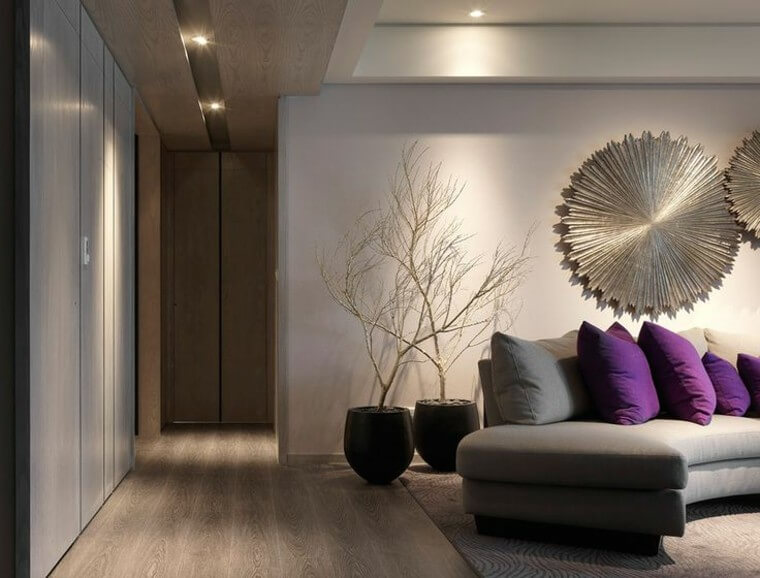 Living modern cu ornamente metalice pentru perete Idei Design Interior