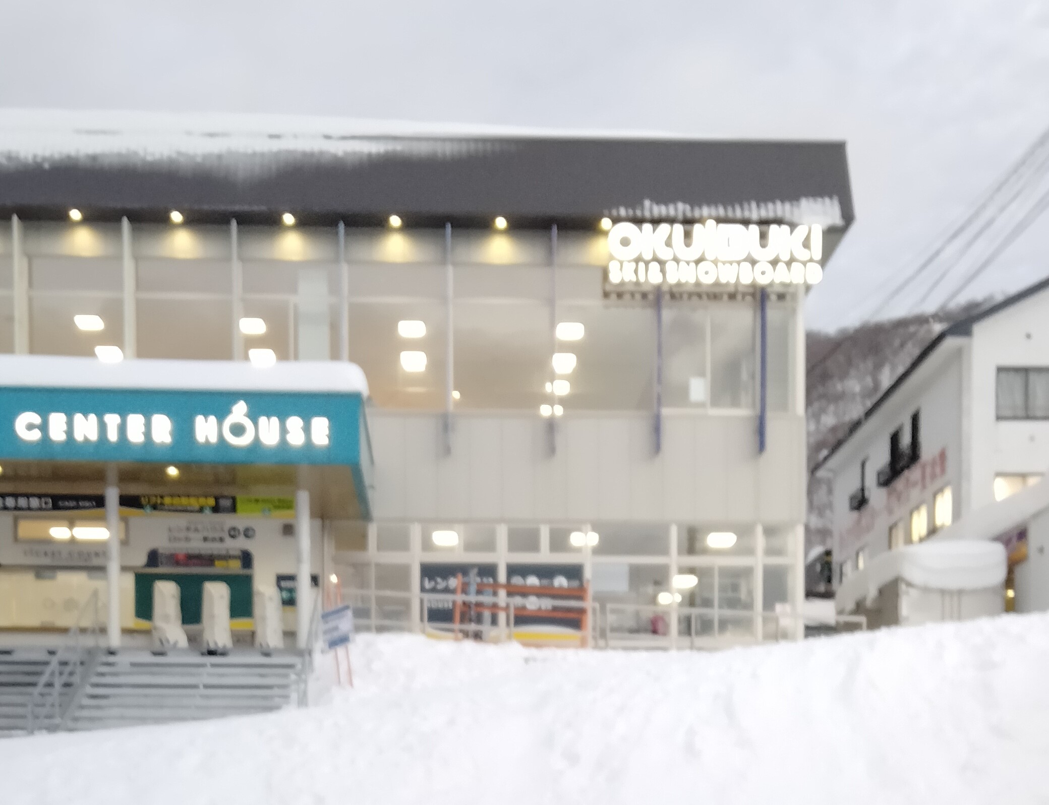 【グランスノー奥伊吹】アクセス・料金解説～関西最大級ゲレンデの混雑回避とファミリー向け設備は？～