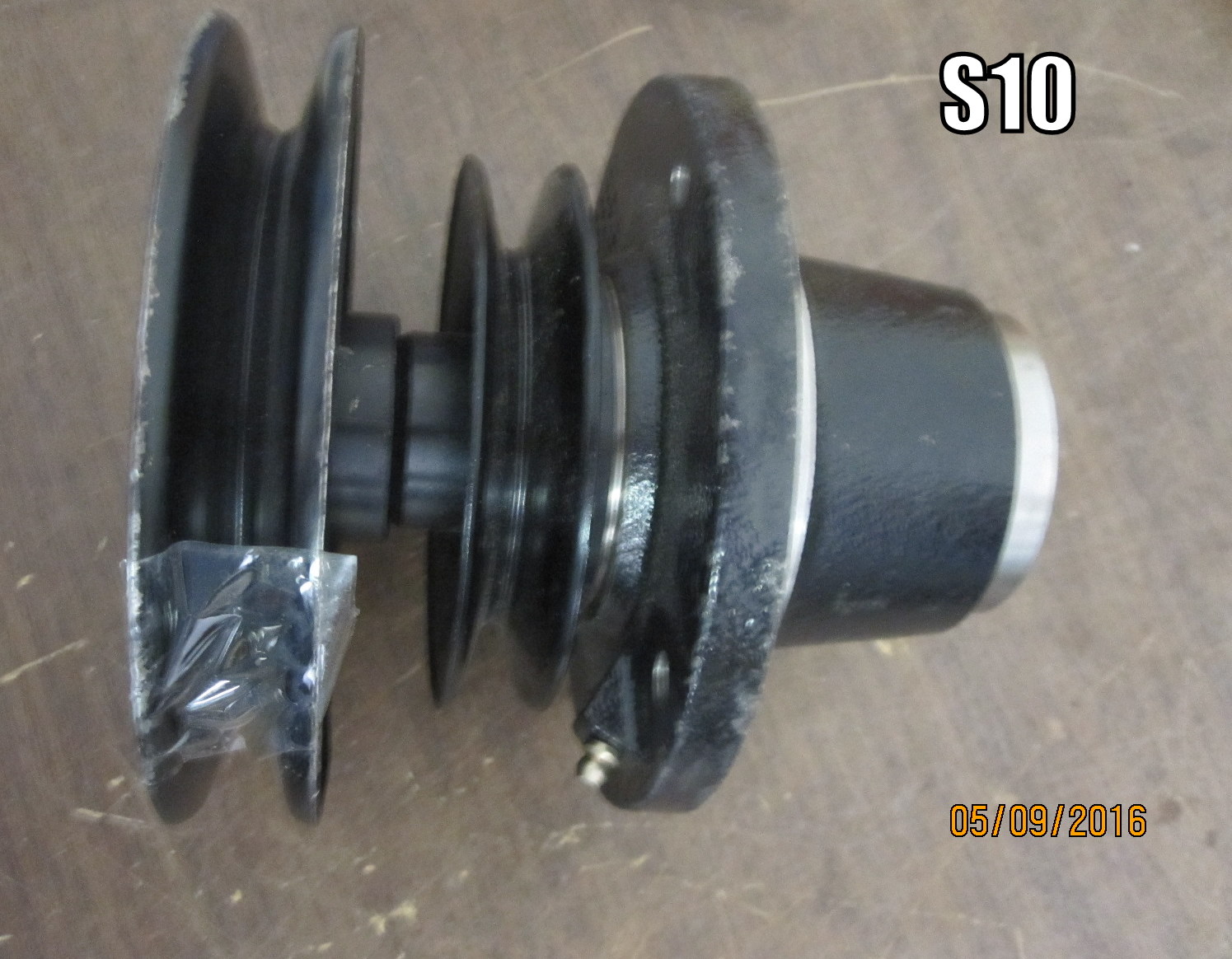 This is the center pulley & spindle assembly for a Dixon riding