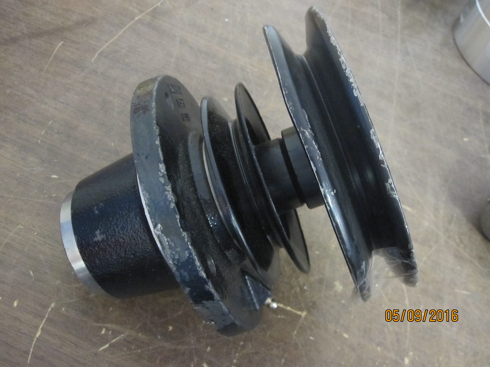 This is the center pulley & spindle assembly for a Dixon riding
