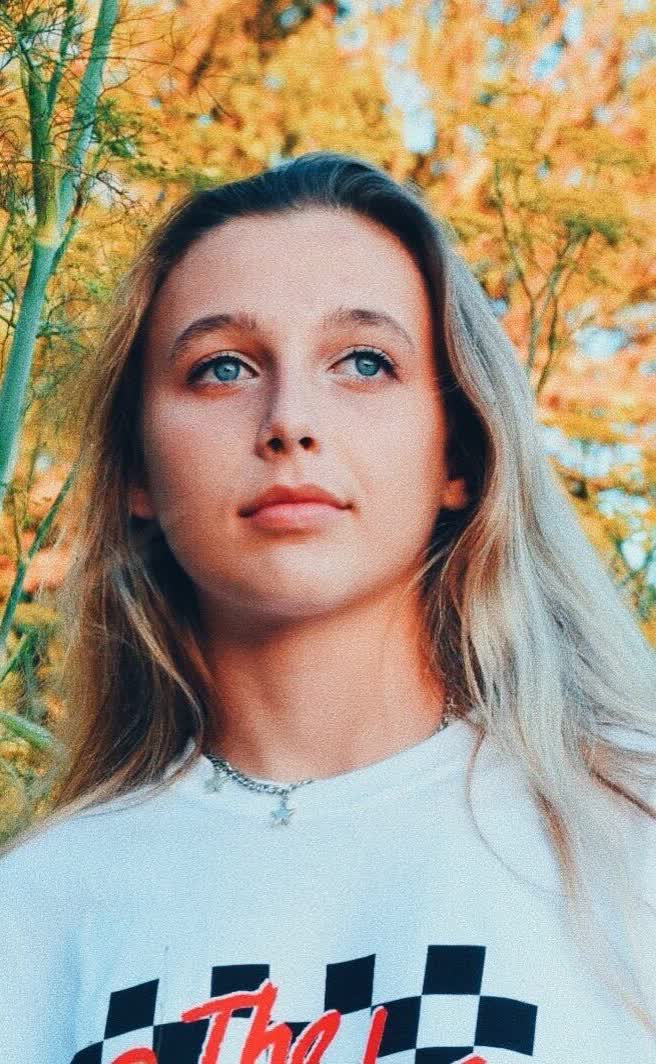 Emma Chamberlain Height, Age, Bio, Weight, Body Measurements, Net Worth