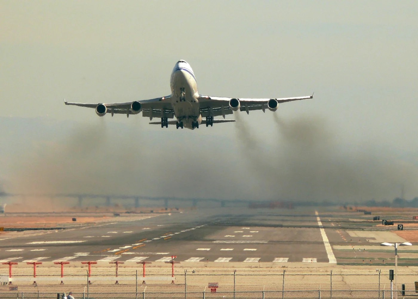 New study finds alternative jet fuels decrease health impacts near