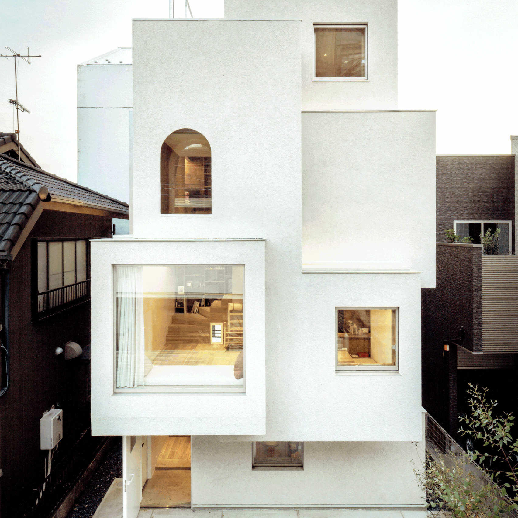 Tokyo home by Fujiilab comprises cluster of protruding white boxes