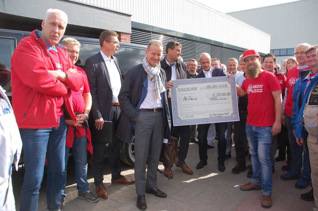 VWVertrauensleute in Zwickau übergeben Schuldschein an den