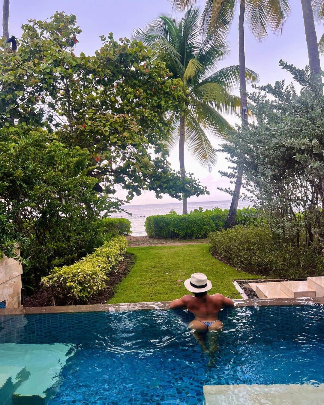 Eri Antonさんのインスタグラム写真 - (Eri AntonInstagram)「Topless in paradise 🩵🌴🌊 📍