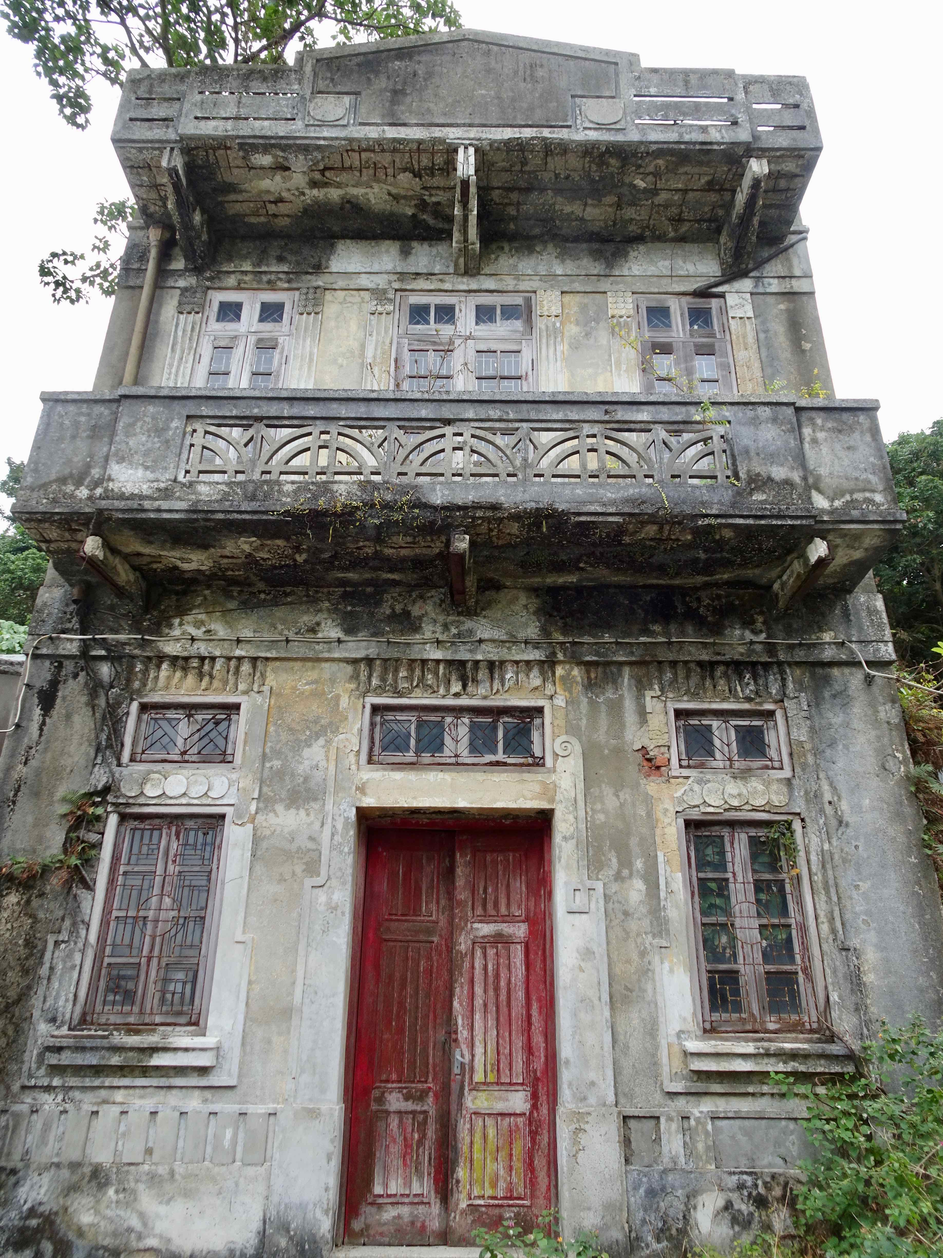 Abandoned fishing village on Lamma Island / 南丫島的無人村