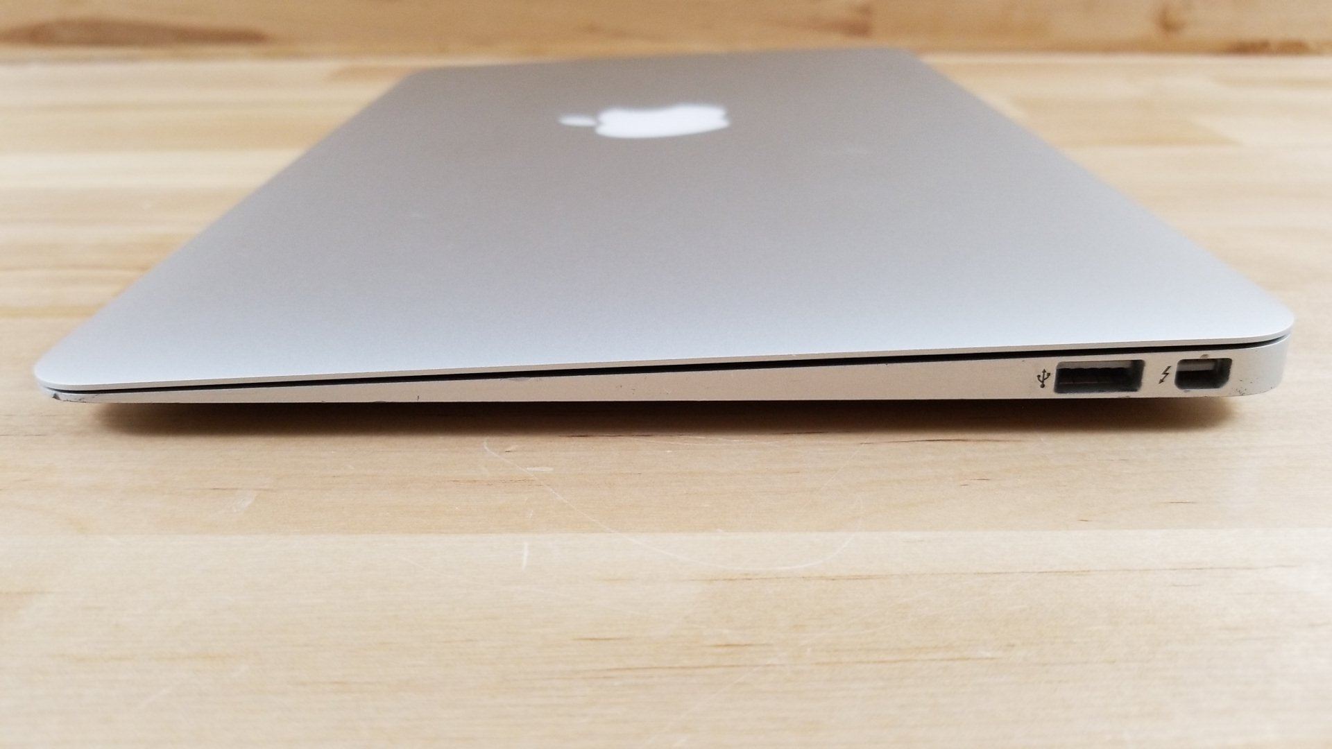 Apple MacBook Air (11inch Mid 2013) 1.3 GHz Intel core i5 128GB SSD