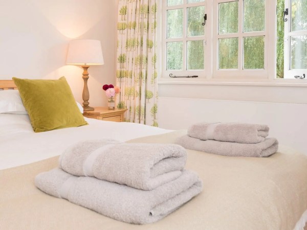 Barton Manor Lake Cottage, East Cowes Love Cottages