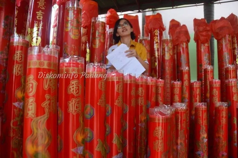 Lilin Imlek 2752 di Kelenteng See Hien Kiong Padang Bertambah -  kabarminang.id