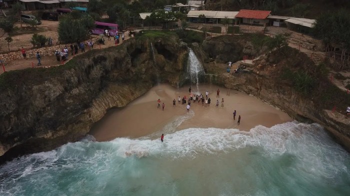 Pesona Pantai Pacitan Jogja Perbandingan dan Potensi