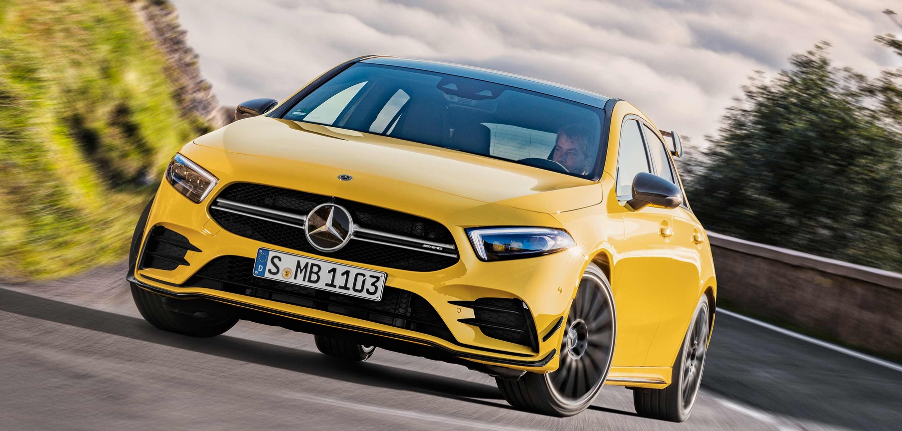 新型メルセデスベンツ・AクラスにAMG A35 4マチック登場！2リッターターボで300馬力超え、ライバルのC