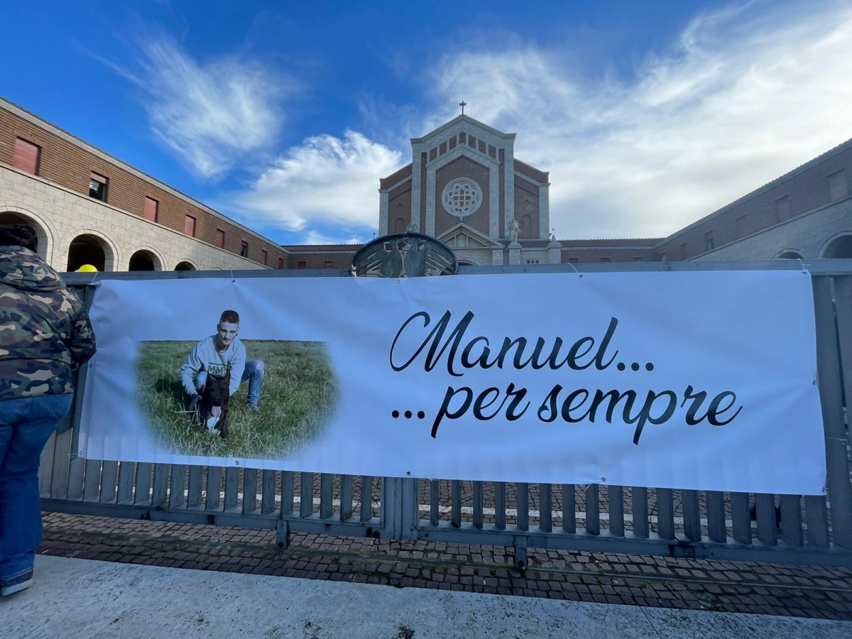 Addio Al Tatuatore Manuel Fagnani, Folla Commossa Al Santuario Di Nettuno - Il Caffe 900_x_1200_jpg
