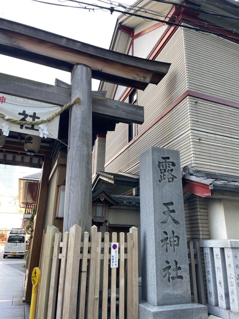 露天神社は創建以来一千三百年の歴史を持つ古社で、「難波八十島祭（なにわやそしままつり）」旧跡の一社である。曽根崎・梅田地域の総鎮守として現在も崇敬を集める。