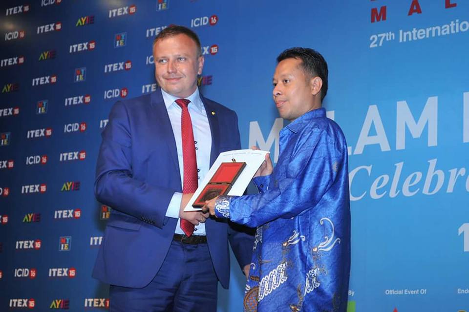 Guru Dan Dokter Bekerja Di Bidang Seputaran Guru