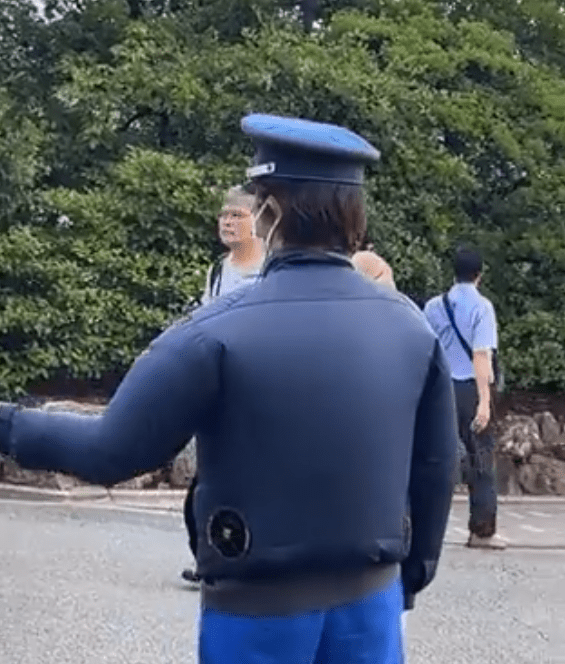 Japan Man's Summer Jugaad With BuiltIn Fans In Jacket Goes Viral(04)