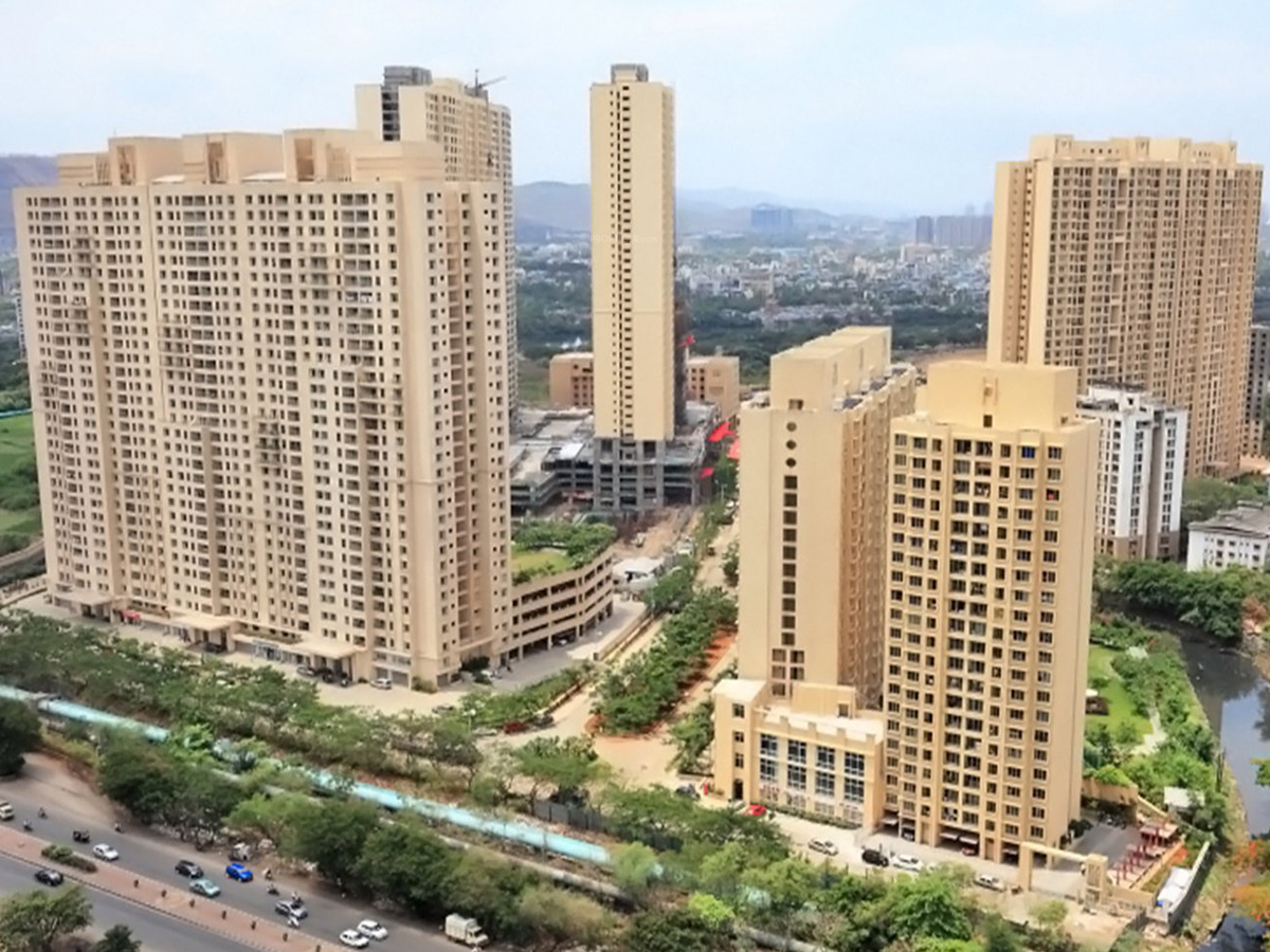 684 sq ft 2 BHK 2T Apartment for Sale in Rustomjee Constructions