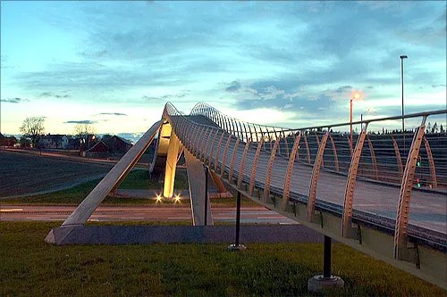 Amazing photos World's 15 strangest bridges Business