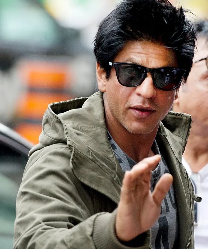 US apologises after SRK is detained at Los Angeles airport