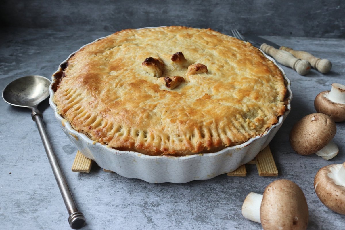 Pastel de pollo y champiñones inglés, el clásico salado tradicional
