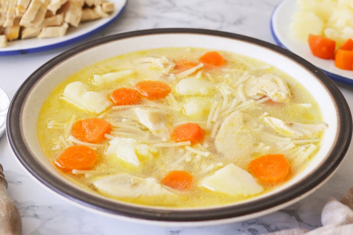Sopa de pollo, la receta más reconfortante de la abuela