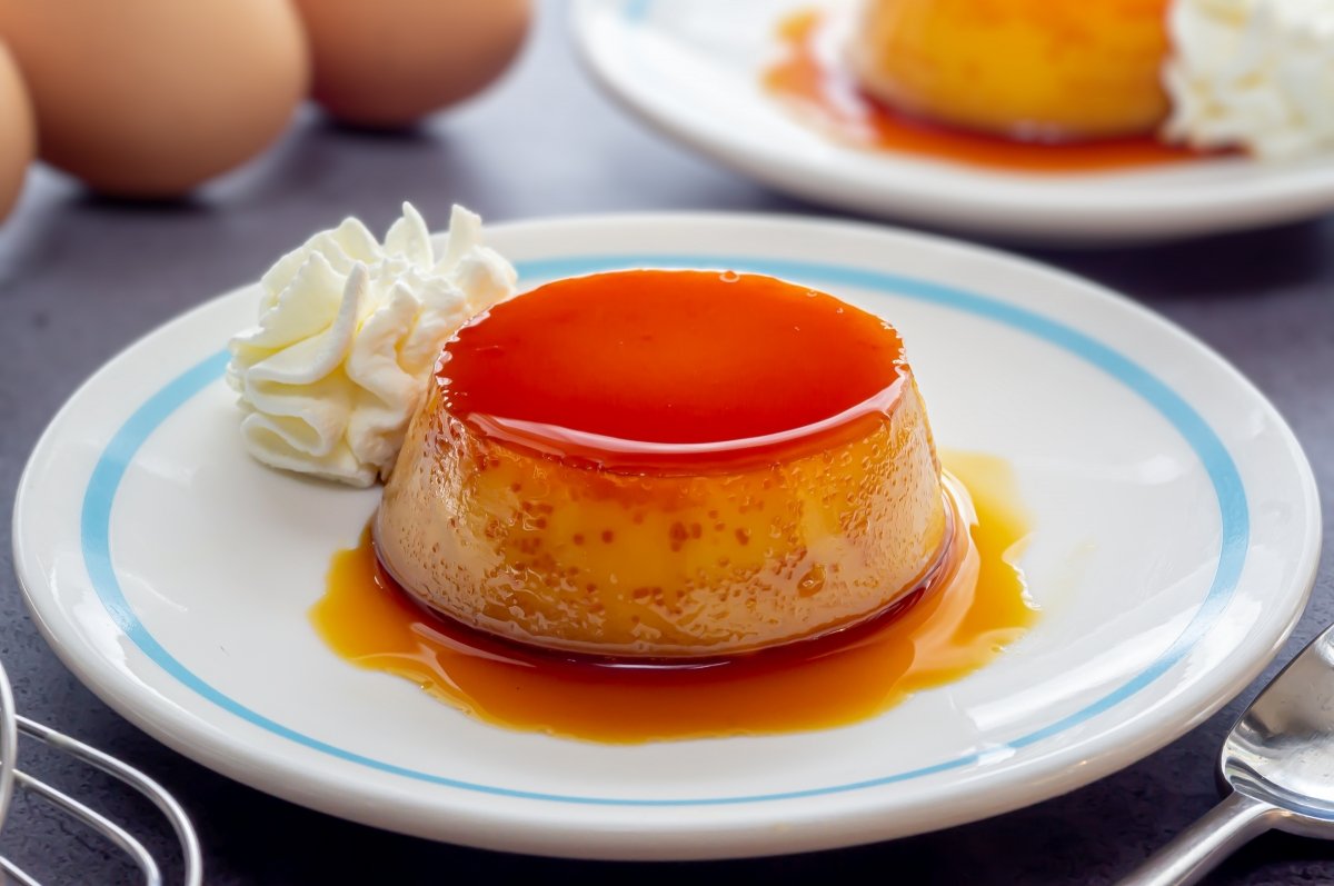 Tocino o tocinillo de cielo, un postre tradicional de yema de huevo