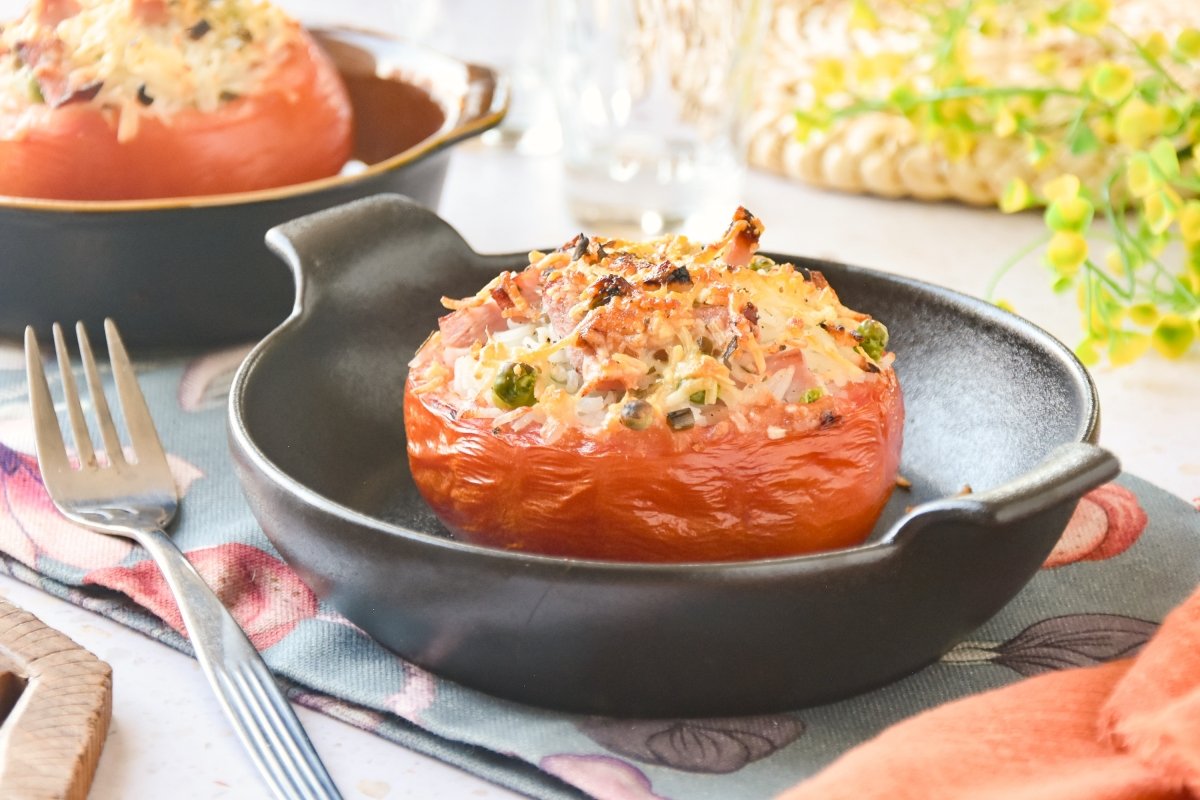 Tomates rellenos de arroz con verduras al horno sencillos y deliciosos