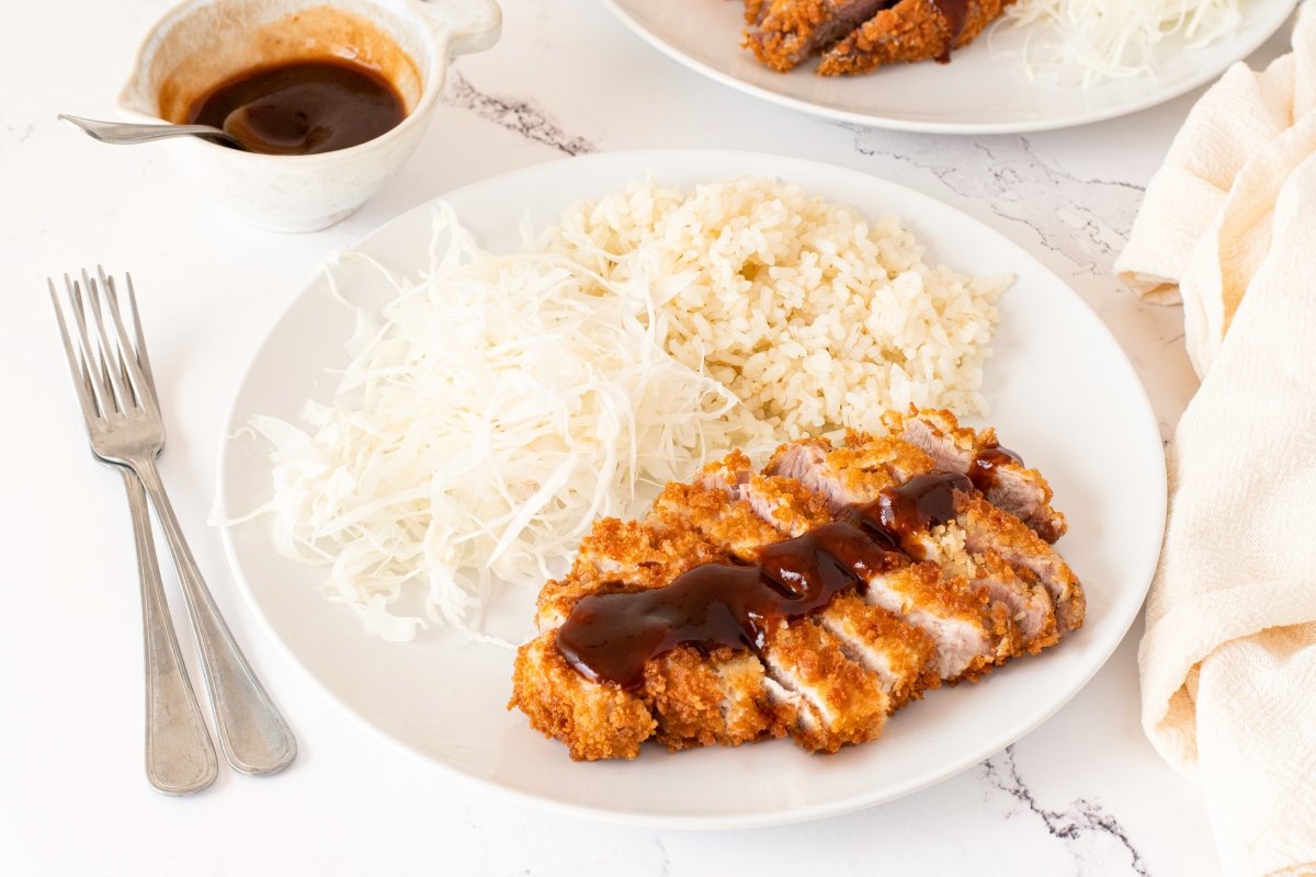 Tonkatsu japonés, tradicional filete de cerdo empanado
