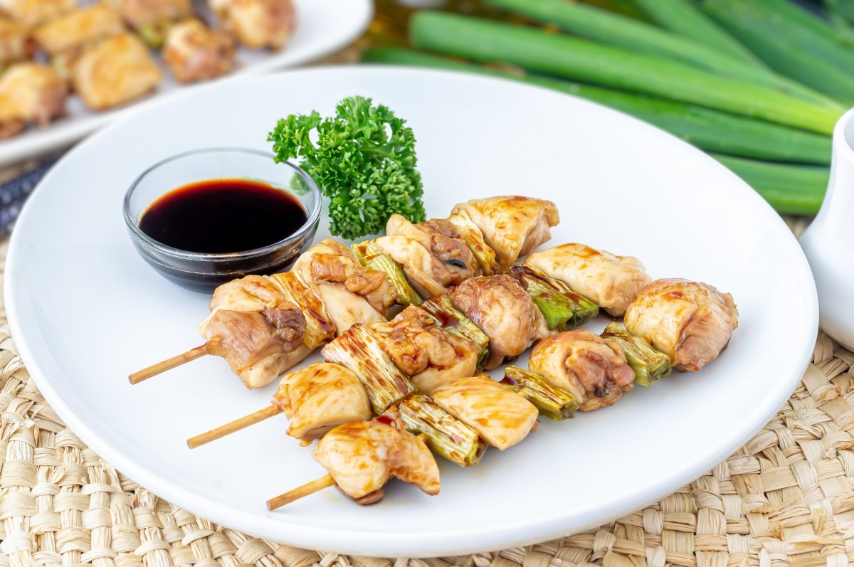 Yakitori de pollo, prepara fácilmente el delicioso y típico plato japonés