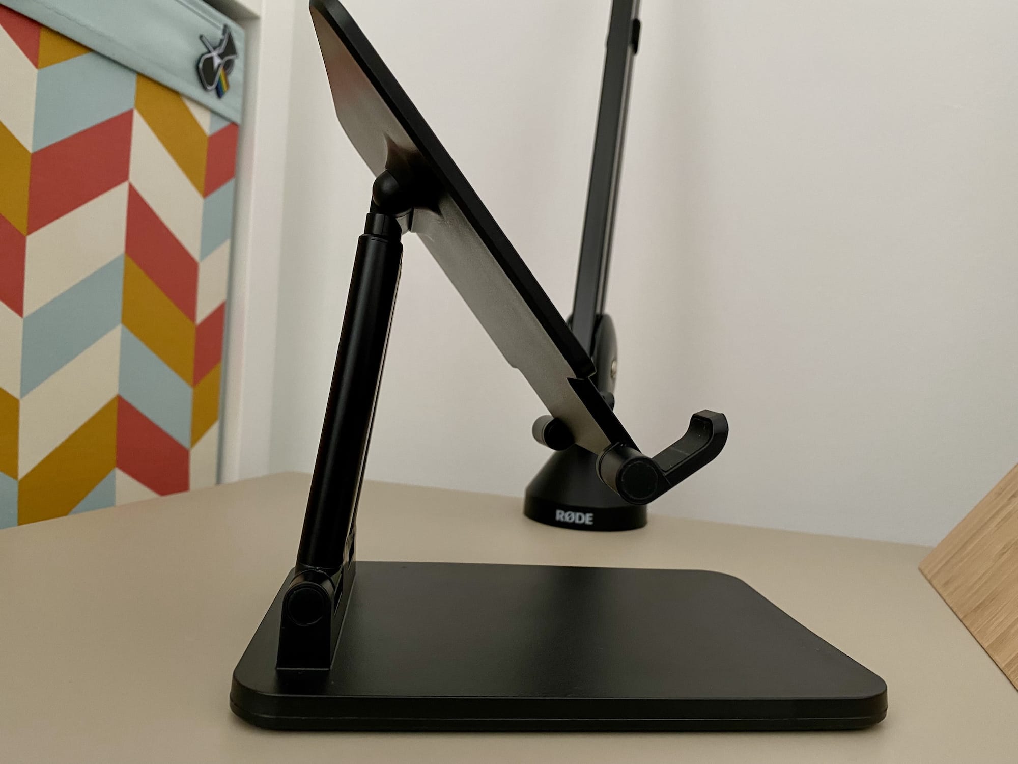 Pepper Jobs SSST6 wygodna podstawka do iPada iMagazine