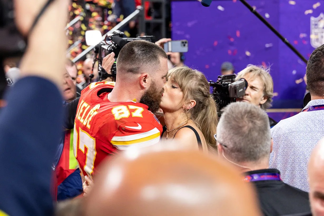 Taylor 與 Travis 最初是如何相遇的？從認為兩人沒話聊，再到對美式足球著迷… – POPBEE