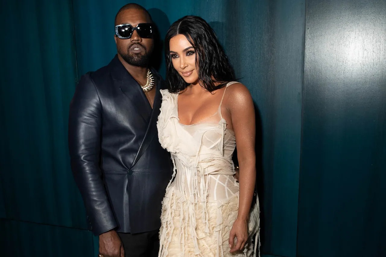 最震撼的一幕！Kim Kardashian 披 Balenciaga 婚紗現身前夫 Kanye West 試聽會做了這個舉動？ POPBEE