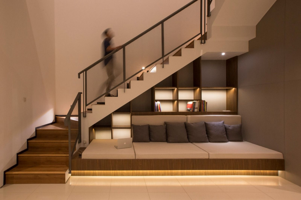 6 Ide Desain Rak Bawah Tangga Minimalis untuk Berbagai Fungsi dalam