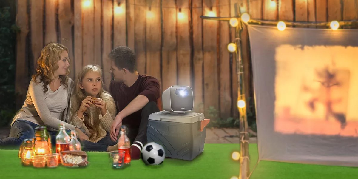 How to set up and DIY outdoor cinema in the backyard with portable