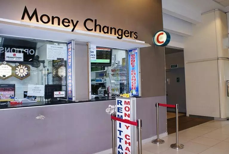 Tukar Uang Di Money Changer, Apa Bedanya Dengan Forex? Cermati