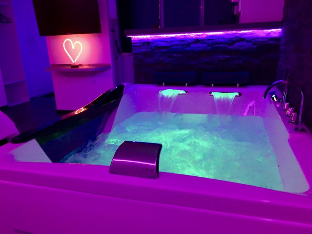 loft avec jacuzzi, sauna, cheminée et hammam privatif et romantique à Belfort