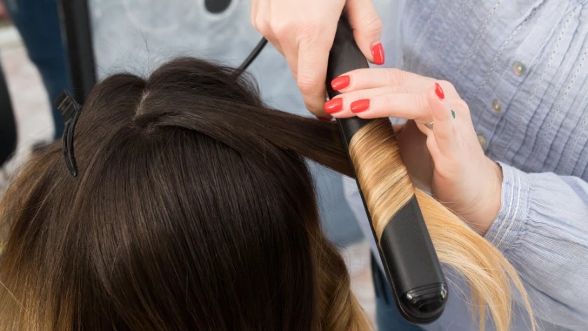 Hoe Maak Je Krullen Met Een Stijltang? - Coolblue - Alles Voor Een Glimlach