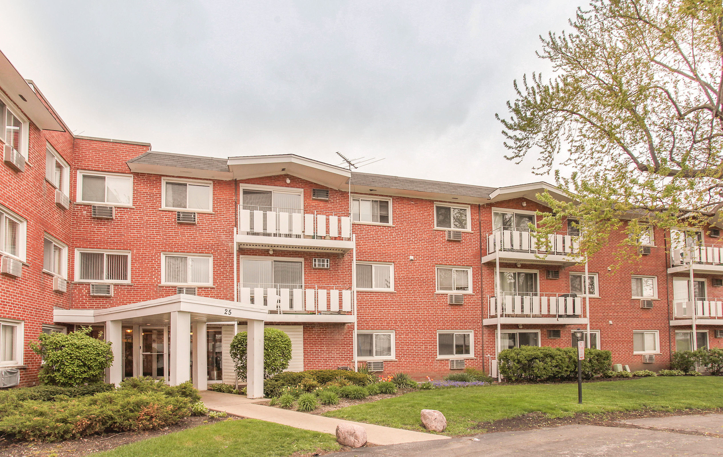 25 E Palatine Rd Arlington Heights, IL 60004