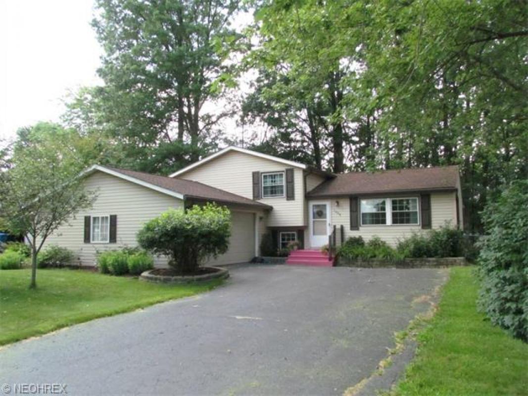 1260 Cedarwood Dr Mineral Ridge, OH 44440