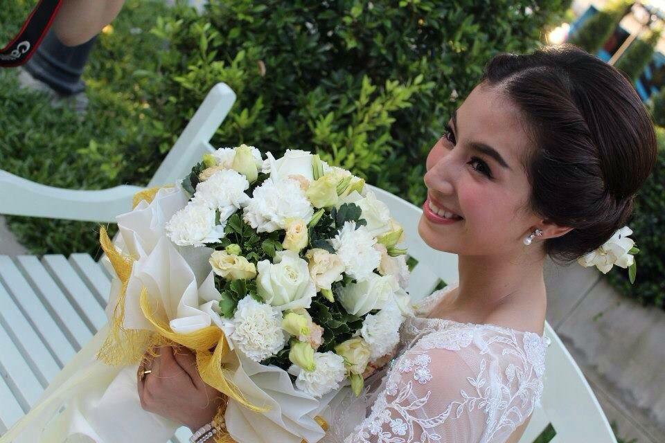 [Pic] MintChalida... บาร์เยียร์ของเราในงานเปิดตัวการ์นิเย่ออร่ากระจาย