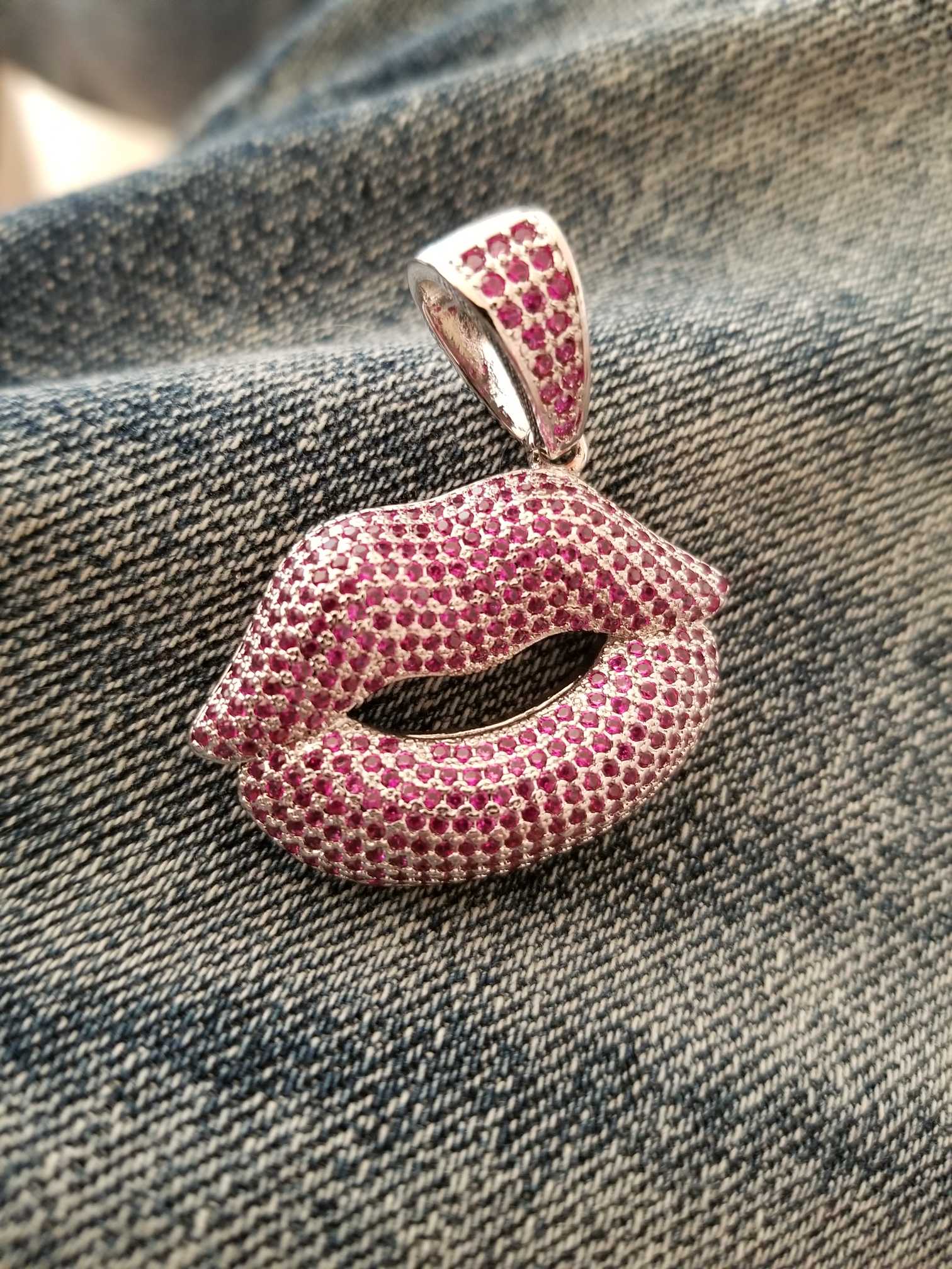 Wholesale Iced Out Red Lips Pendant Necklace Micro Paved Cubic Zircon