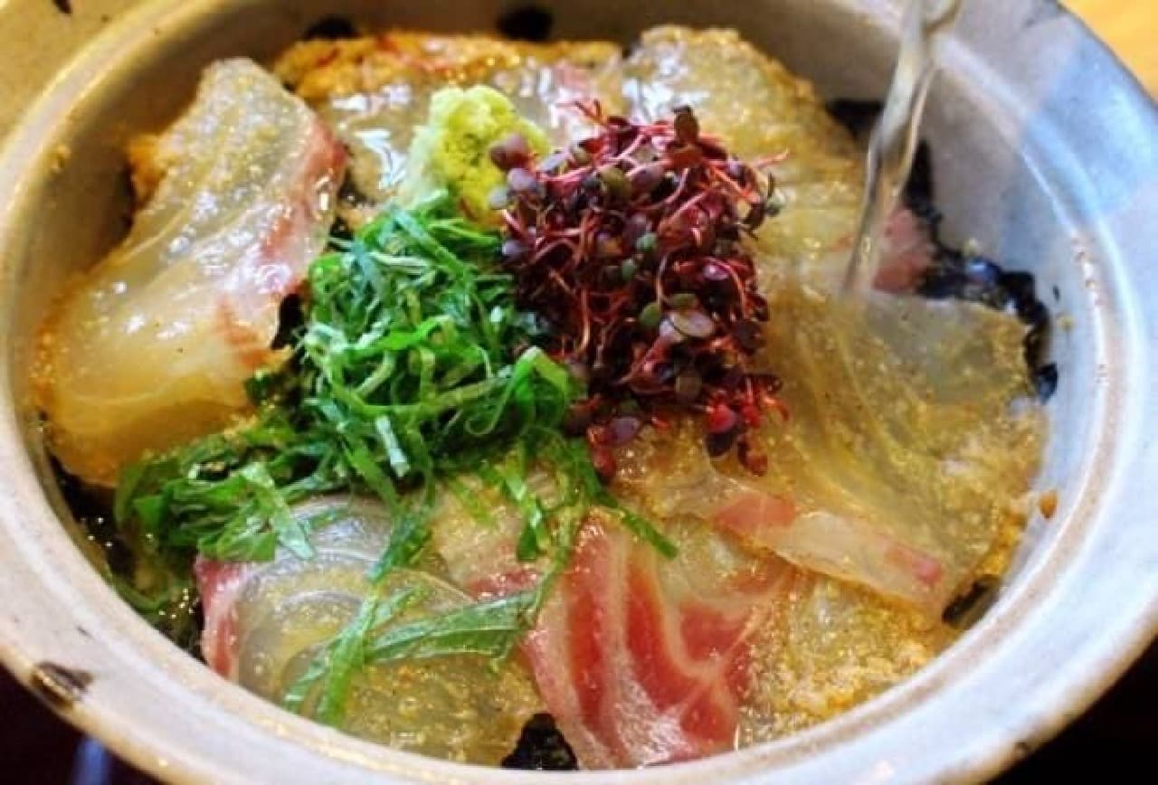 アゴが落ちるほど美味しい！倉敷の老舗・つる形の「鯛茶漬け」ぷりぷり＆ふわふわ、2つの幸せ食感 [えん食べ]