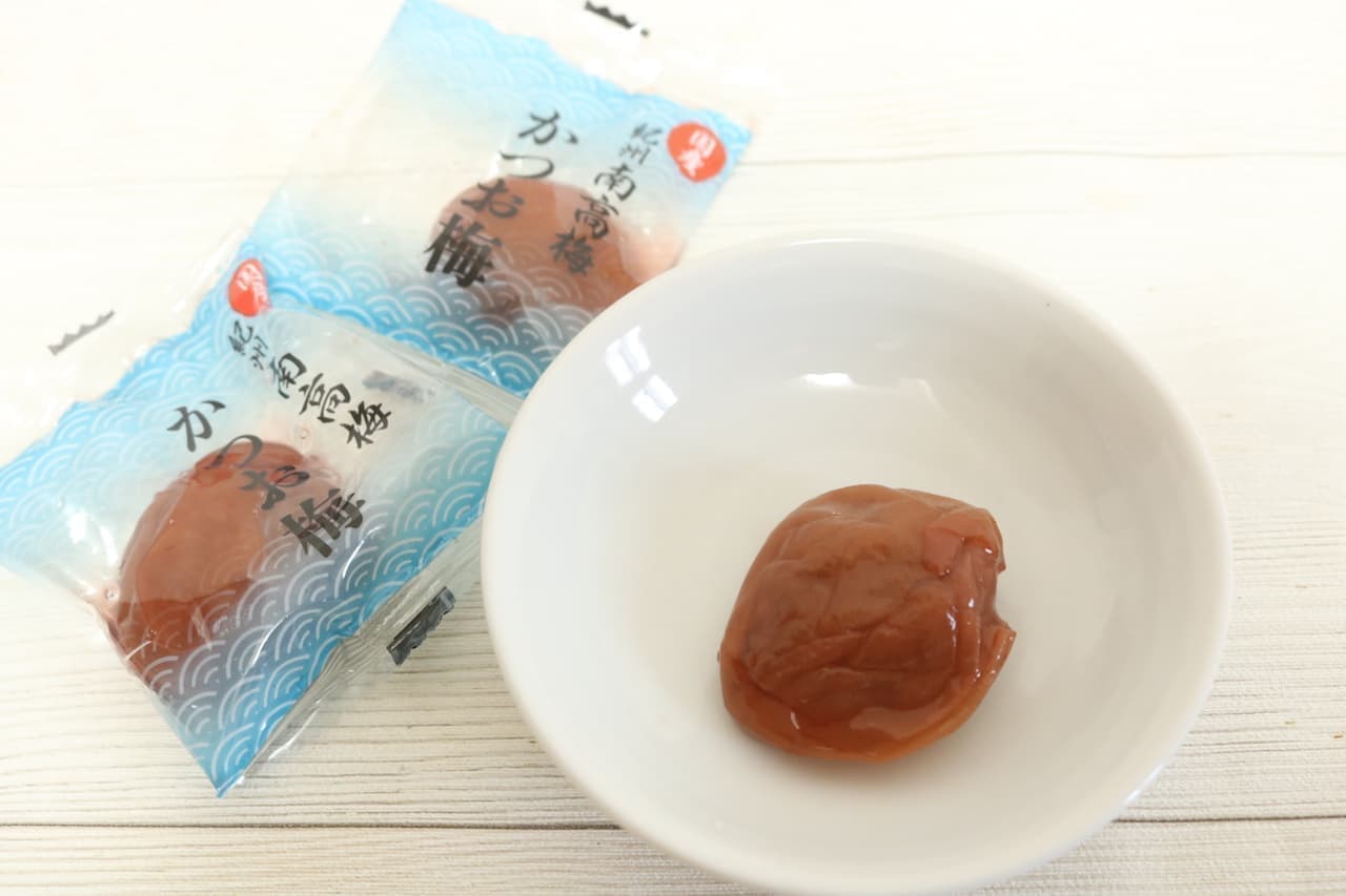 Three kinds of dried plums are individually wrapped in the "Moheji