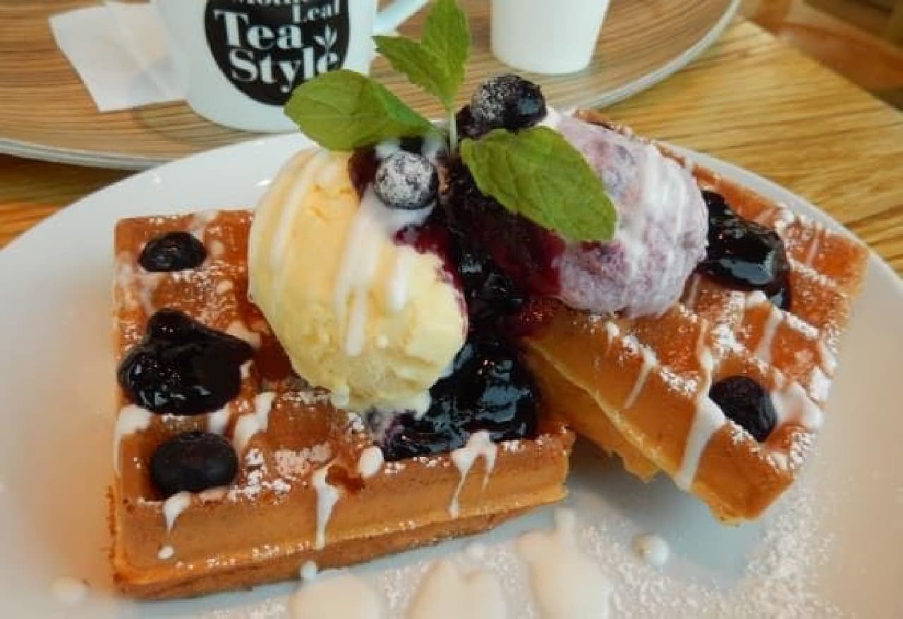 I ate blueberry waffles at Mother Leaf! Slightly early summer taste