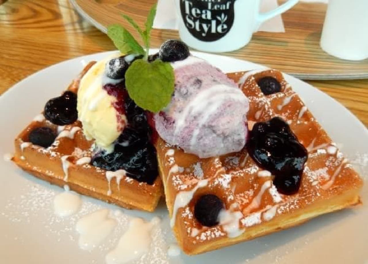 I ate blueberry waffles at Mother Leaf! Slightly early summer taste
