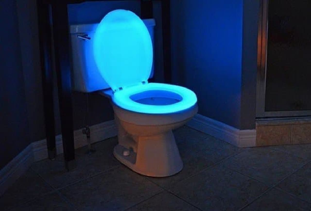 Does the toilet seat glow to prevent injury? "Night Glow" that emits