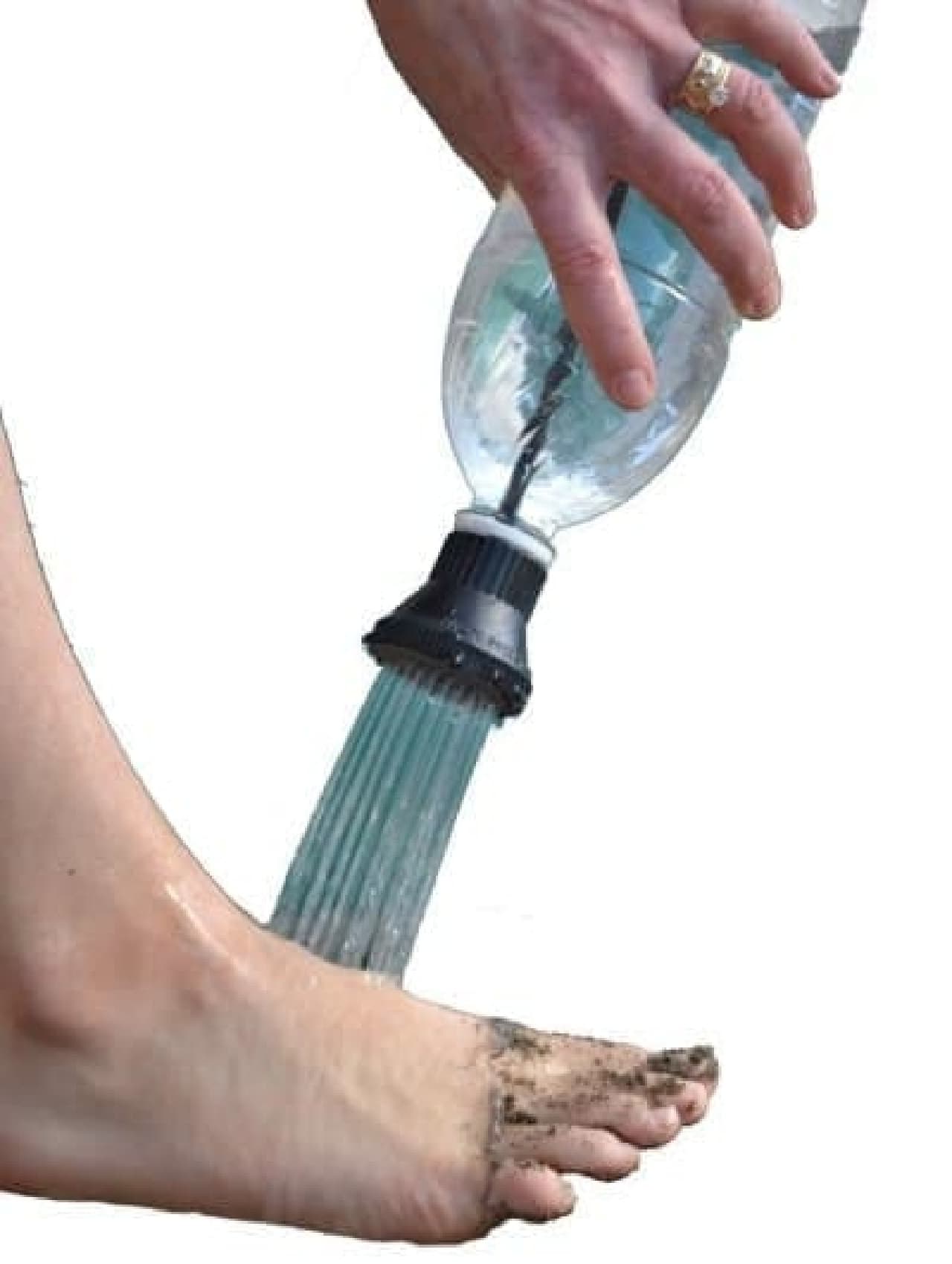 キャンプ場で便利！…ペットボトルをシャワーにする「Portable Camping Shower」 [えんウチ]