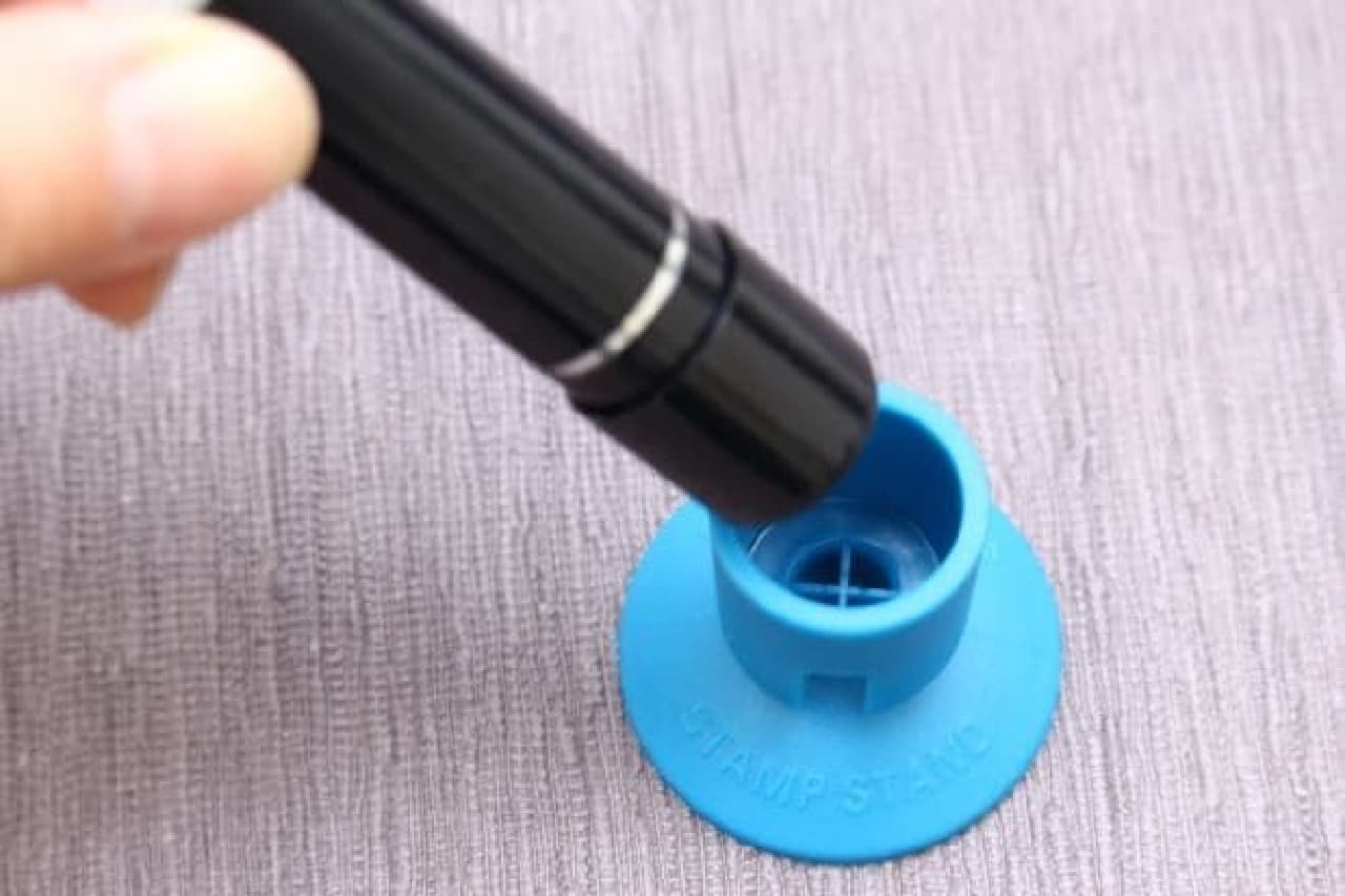 Easy to stamp with one handHundred yen store "Pitatto stamp stand